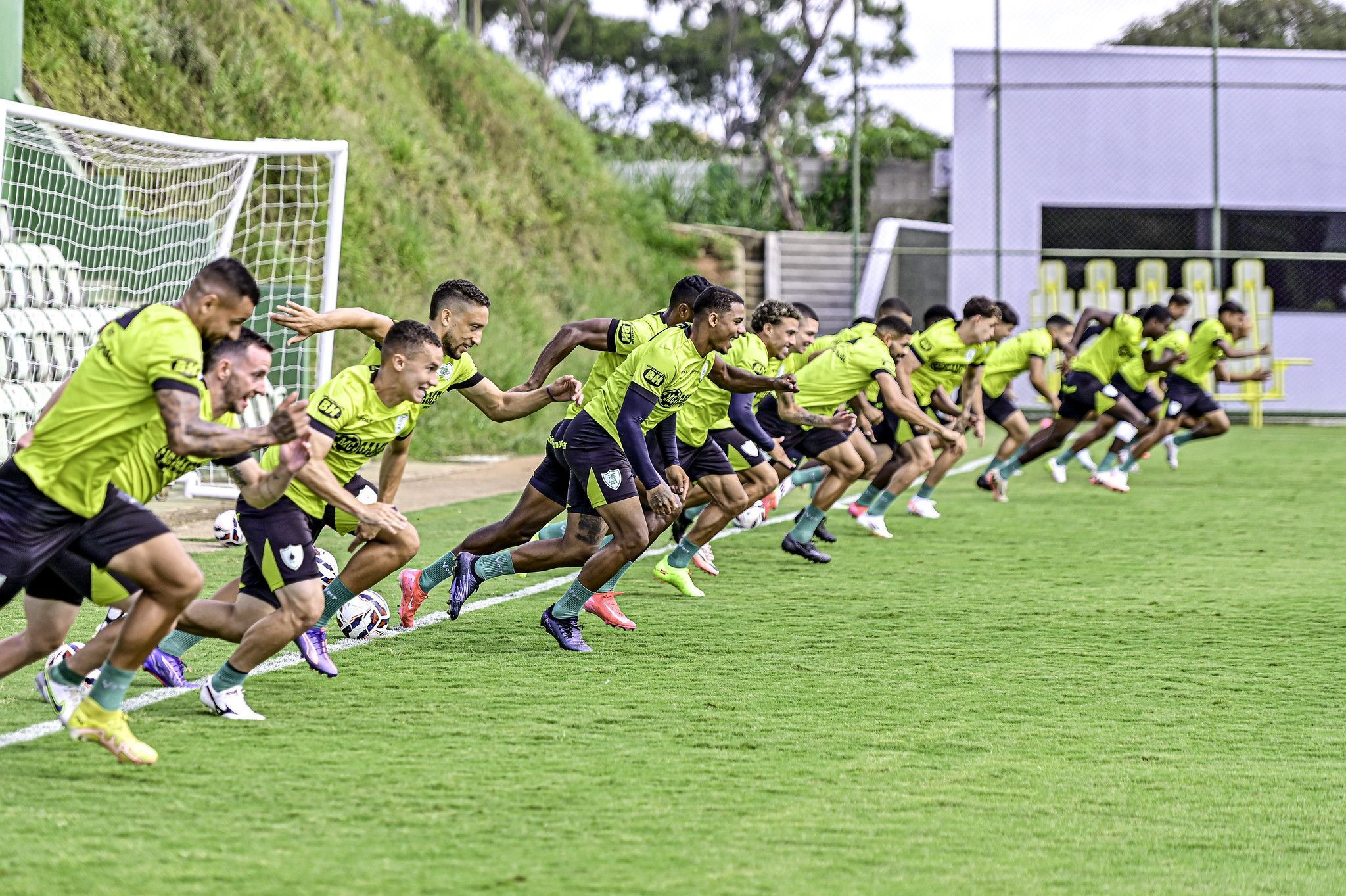 Reforço do América é novidade em treino após partidas pela seleção nas Eliminatórias