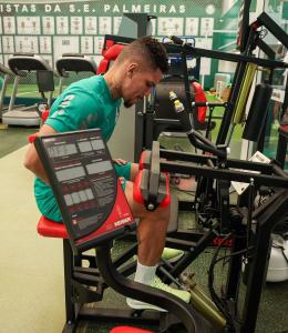 Paulinho, na parte interna do CT do Palmeiras