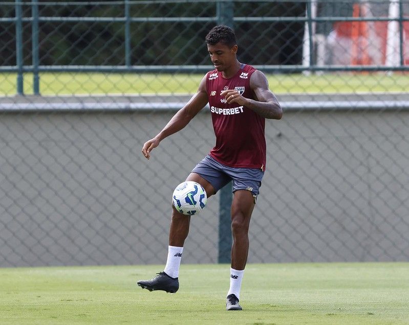 Luiz Gustavo, do São Paulo, recebe alta hospitalar após tromboembolismo pulmonar