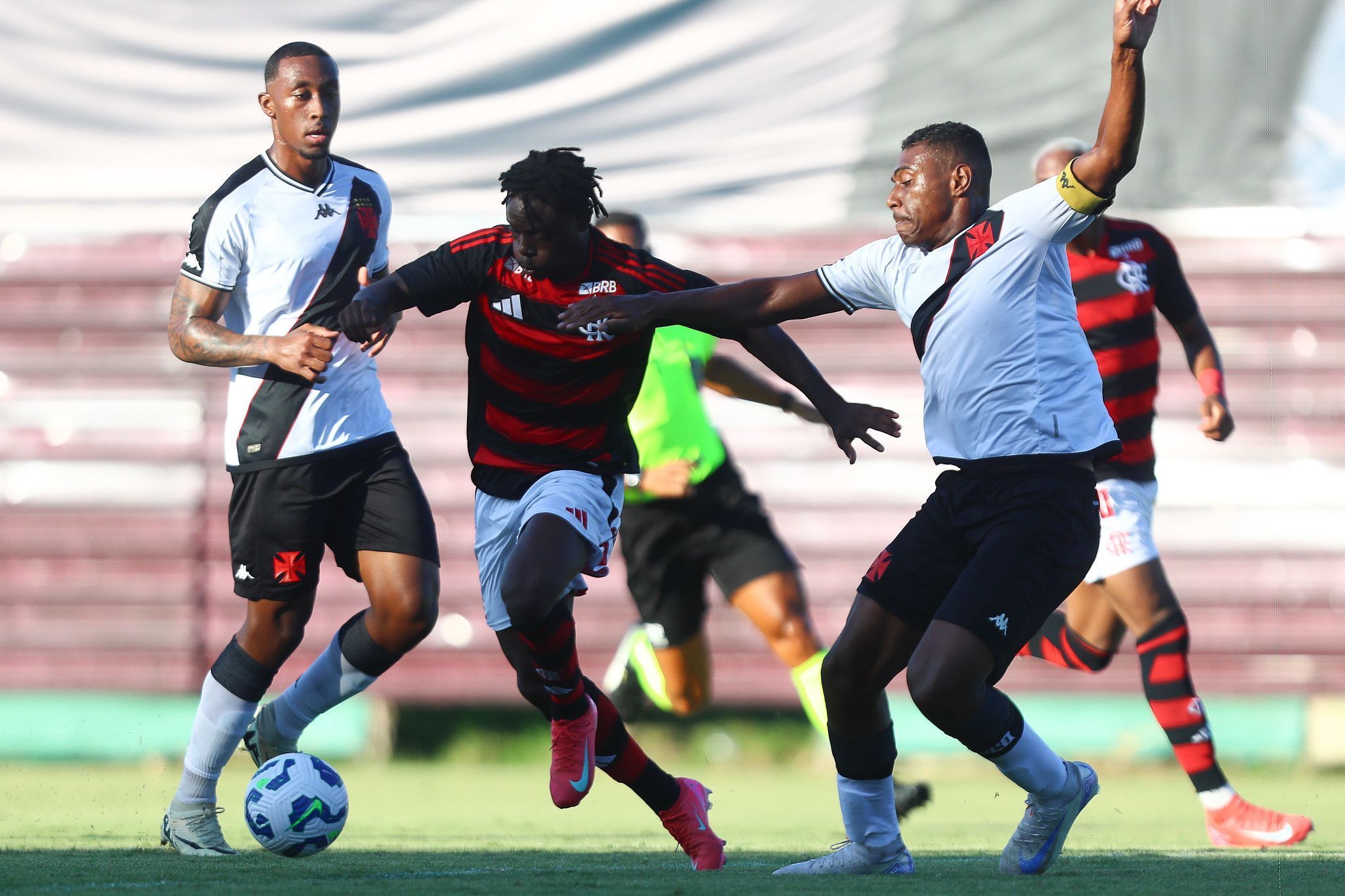 Vasco atropela o Flamengo e vence a primeira no Brasileiro Sub-20
