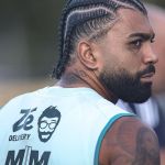 Gabigol, do Cruzeiro, marca presença em jogo do Minas na Superliga Feminina