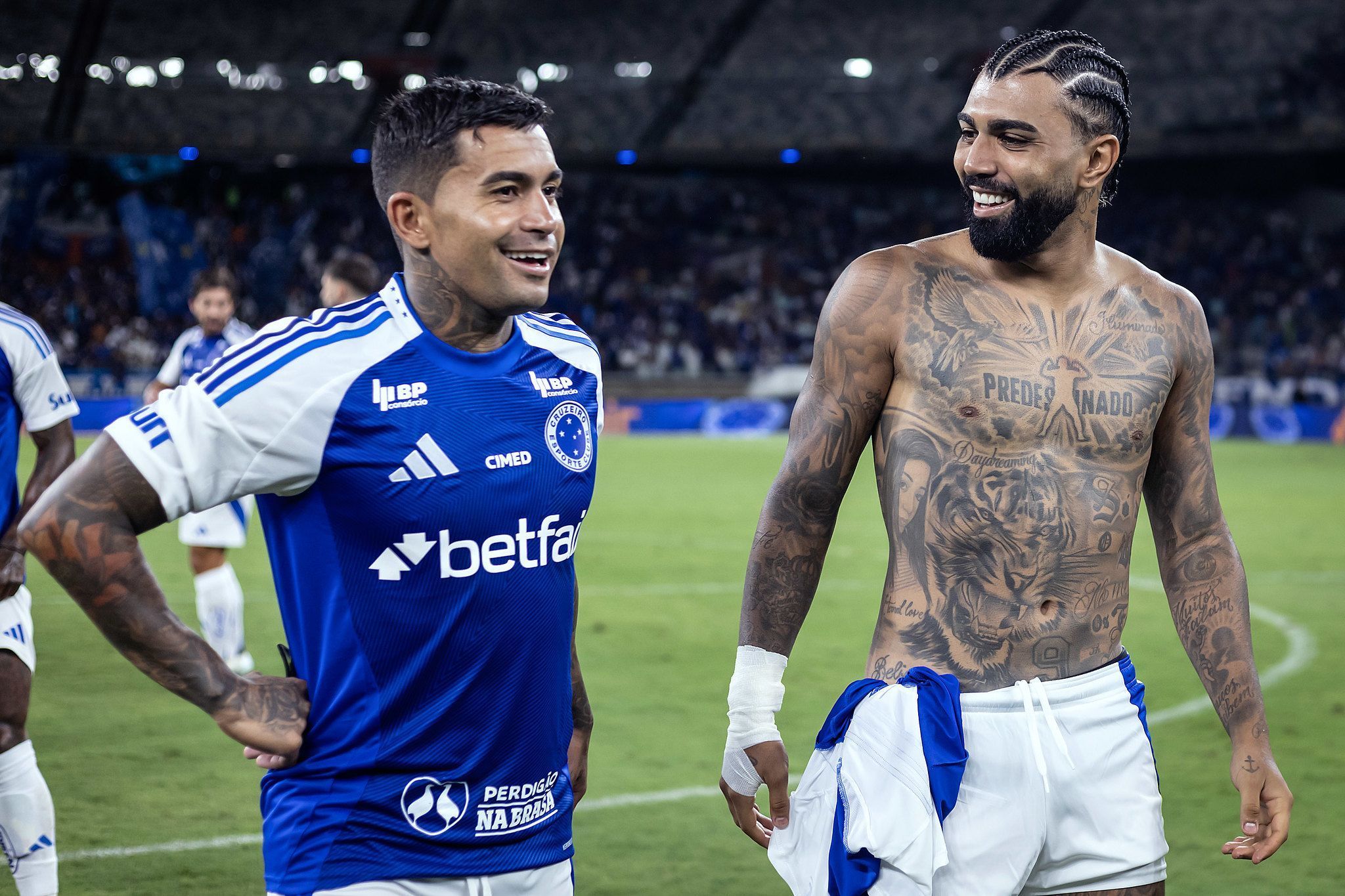 Vibração e resenha de Gabigol: assista aos bastidores da vitória do Cruzeiro