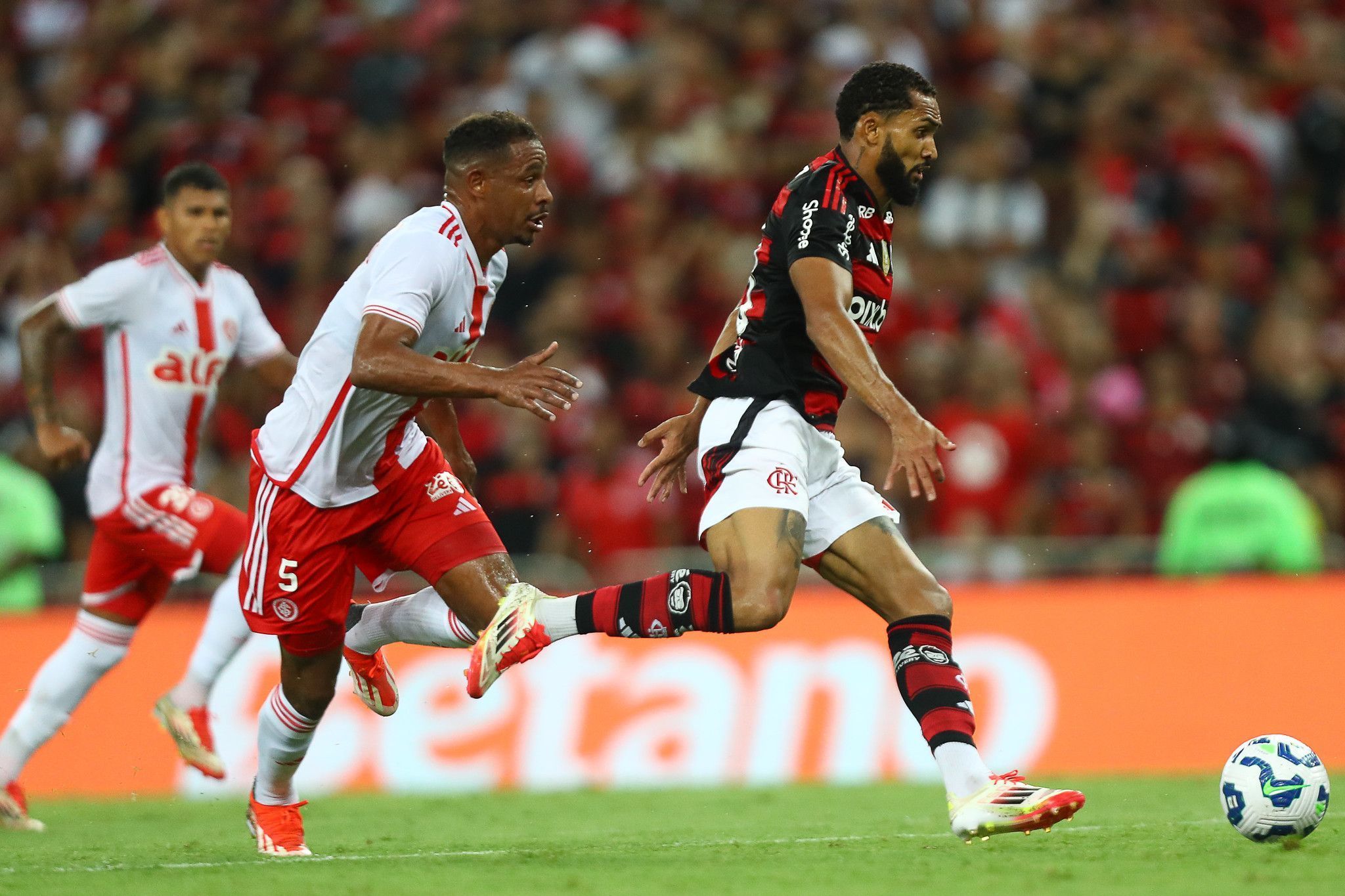 Postulantes ao título, Flamengo e Inter empatam em estreia no Campeonato Brasileiro