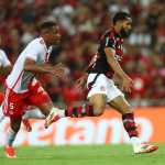 Postulantes ao título, Flamengo e Inter empatam em estreia no Campeonato Brasileiro