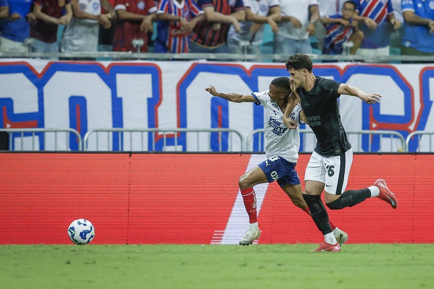 Everton Ribeiro é expulso, e Bahia empata com reservas do Corinthians pelo Brasileirão