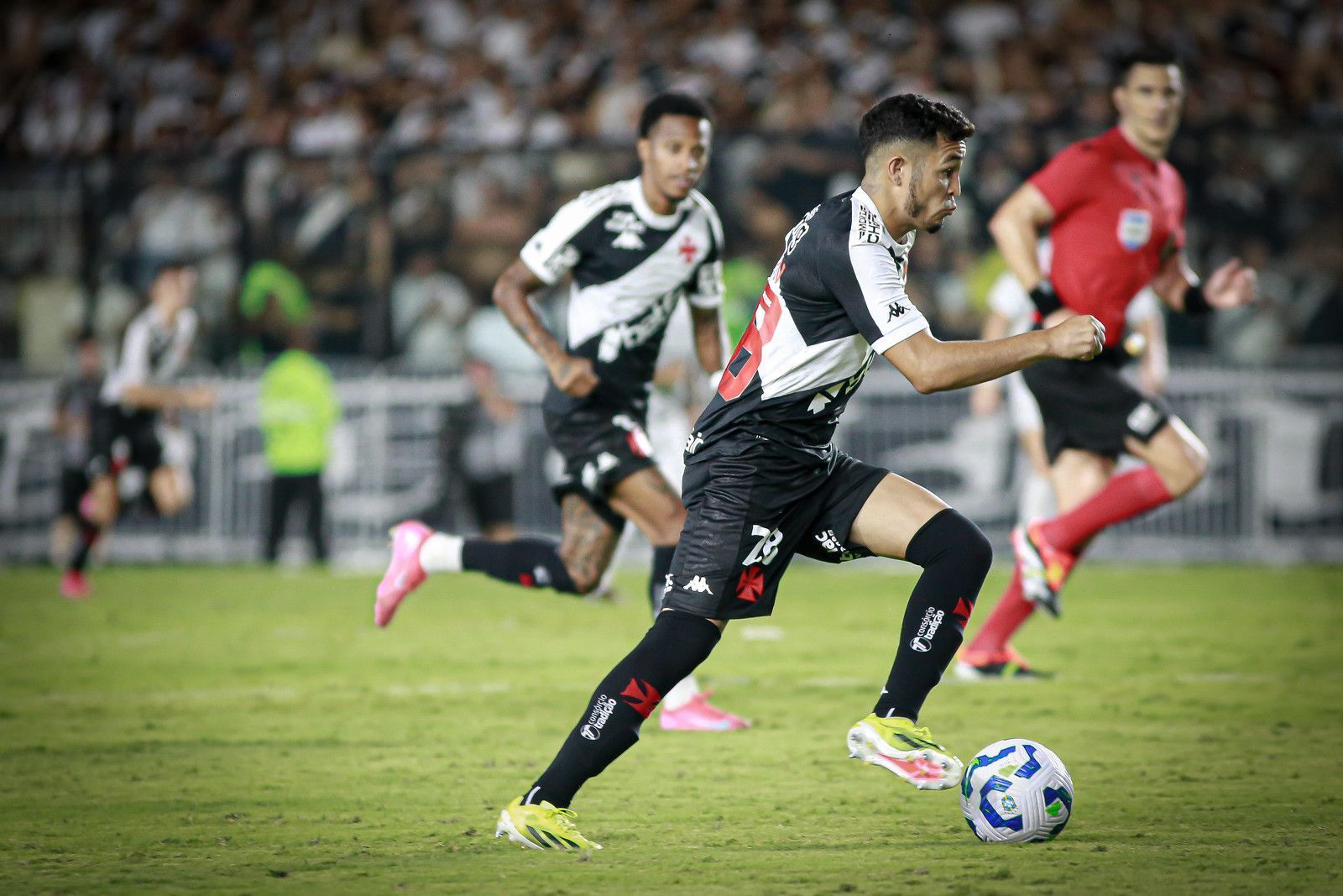 Atacante do Vasco promete concorrência 'forte e sadia' por vaga no time titular