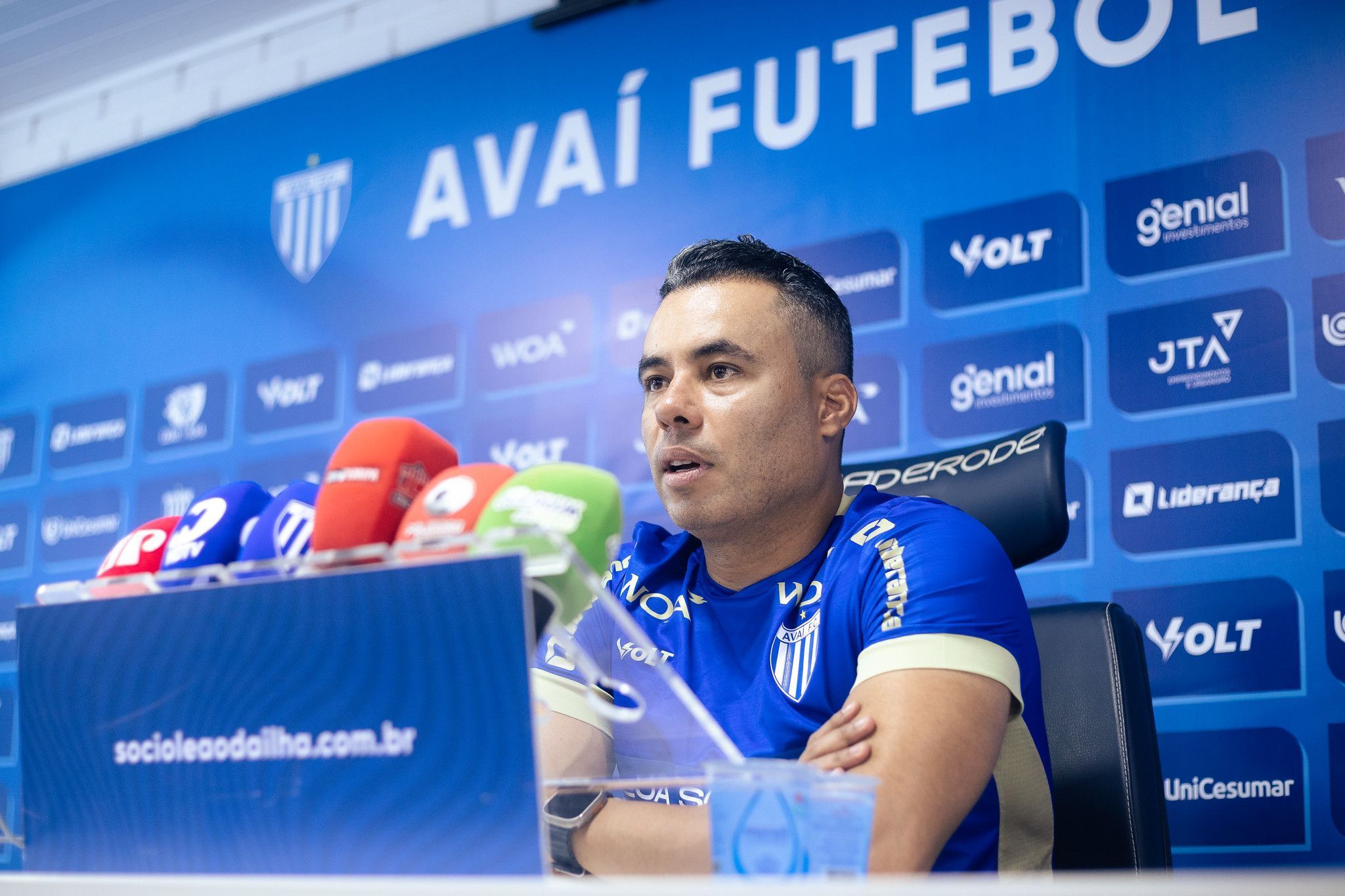 Jair Ventura é apresentado no Avaí e manda recado: 'Favoritos ao acesso'