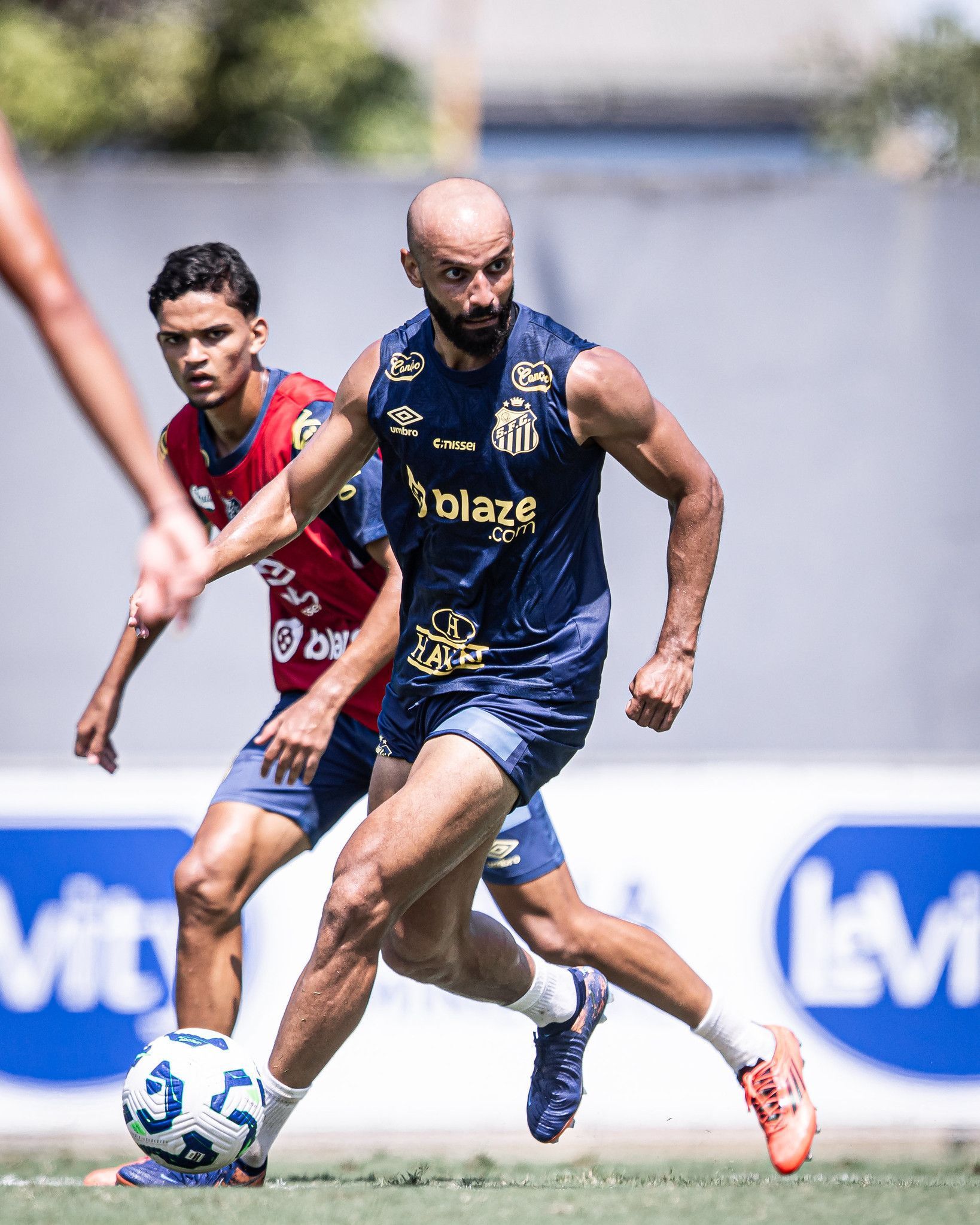 Reserva no Santos, Thaciano projeta reencontro com o Bahia