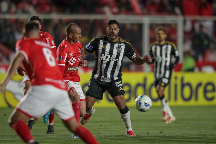Atacante Hulk durante duelo com o Cienciano, no Peru