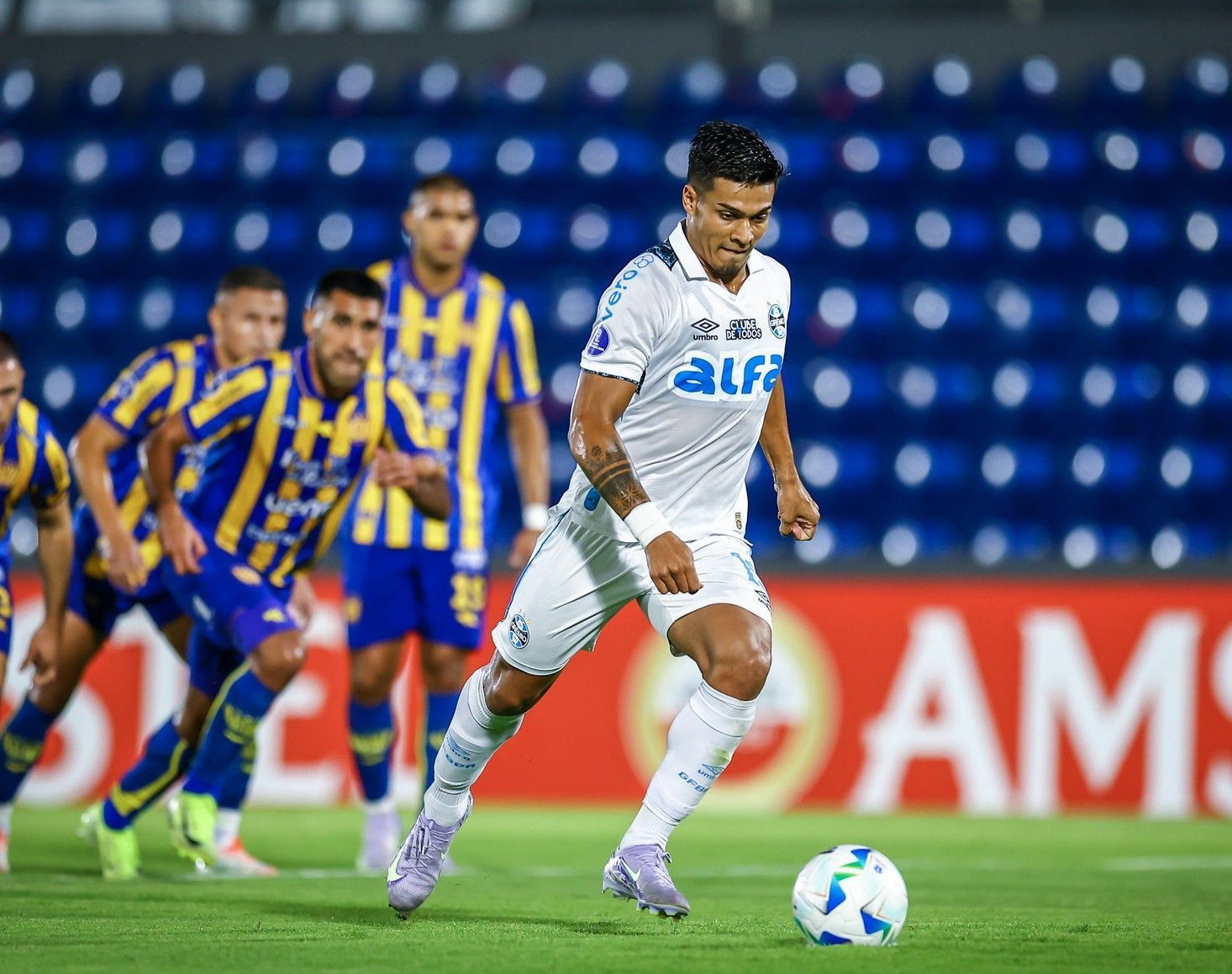 Arezo marca dois gols em duas partidas como titular do Grêmio