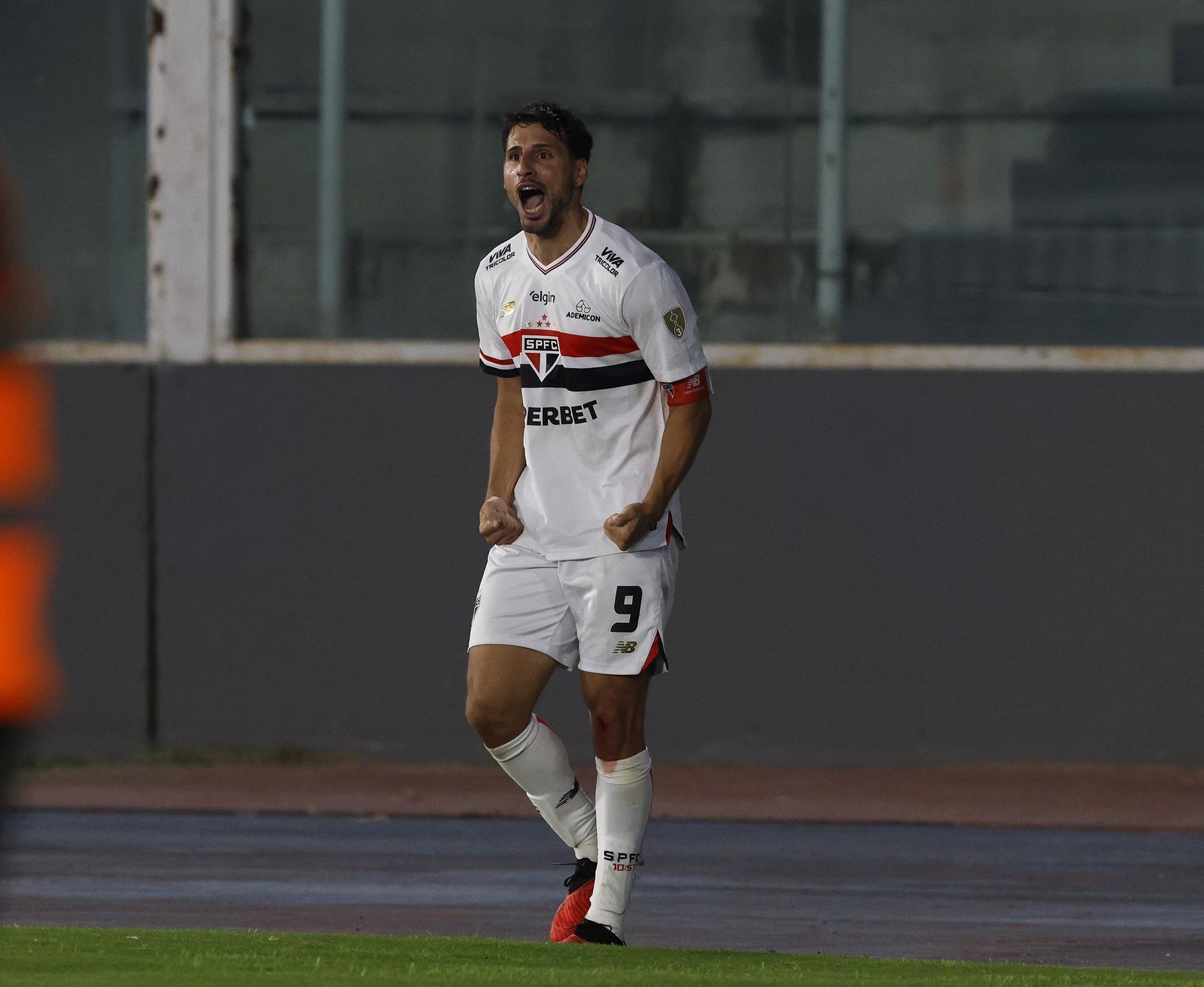 'Batemos neles': Calleri rasga elogios à postura do São Paulo e manda recado