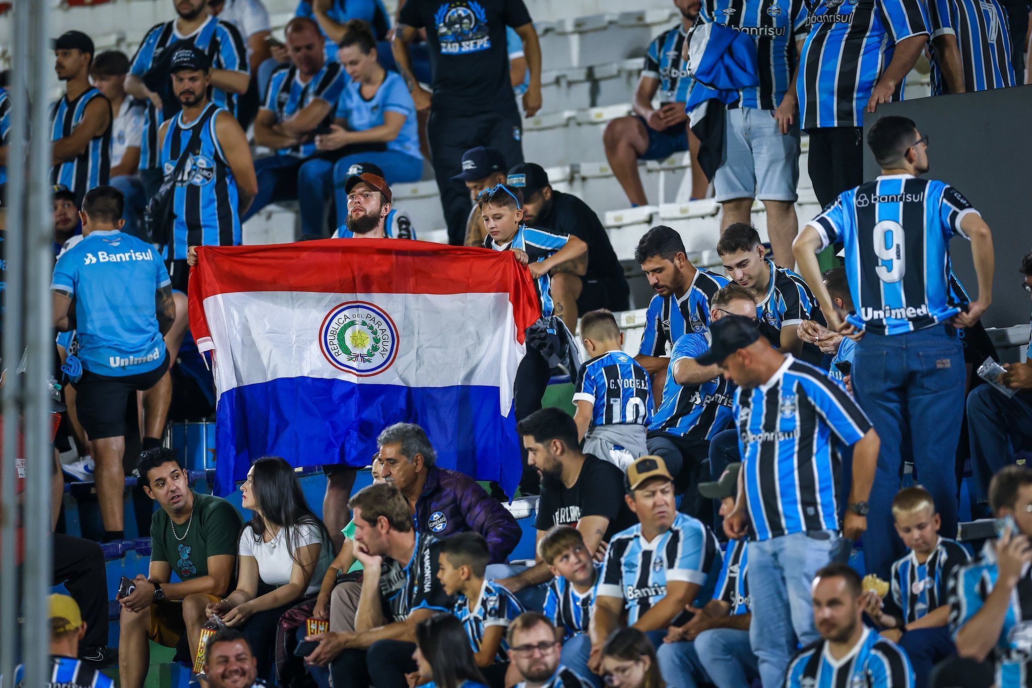 Gremistas marcam presença no Paraguai para estreia na Sul-Americana; veja fotos