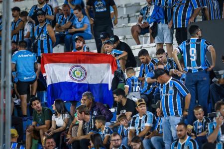 Torcida do Grêmio marca presença no duelo com o Sportivo Luqueño