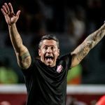 Jogador entra em campo no sacrifício, liga alerta no Vitória e preocupa Carpini
