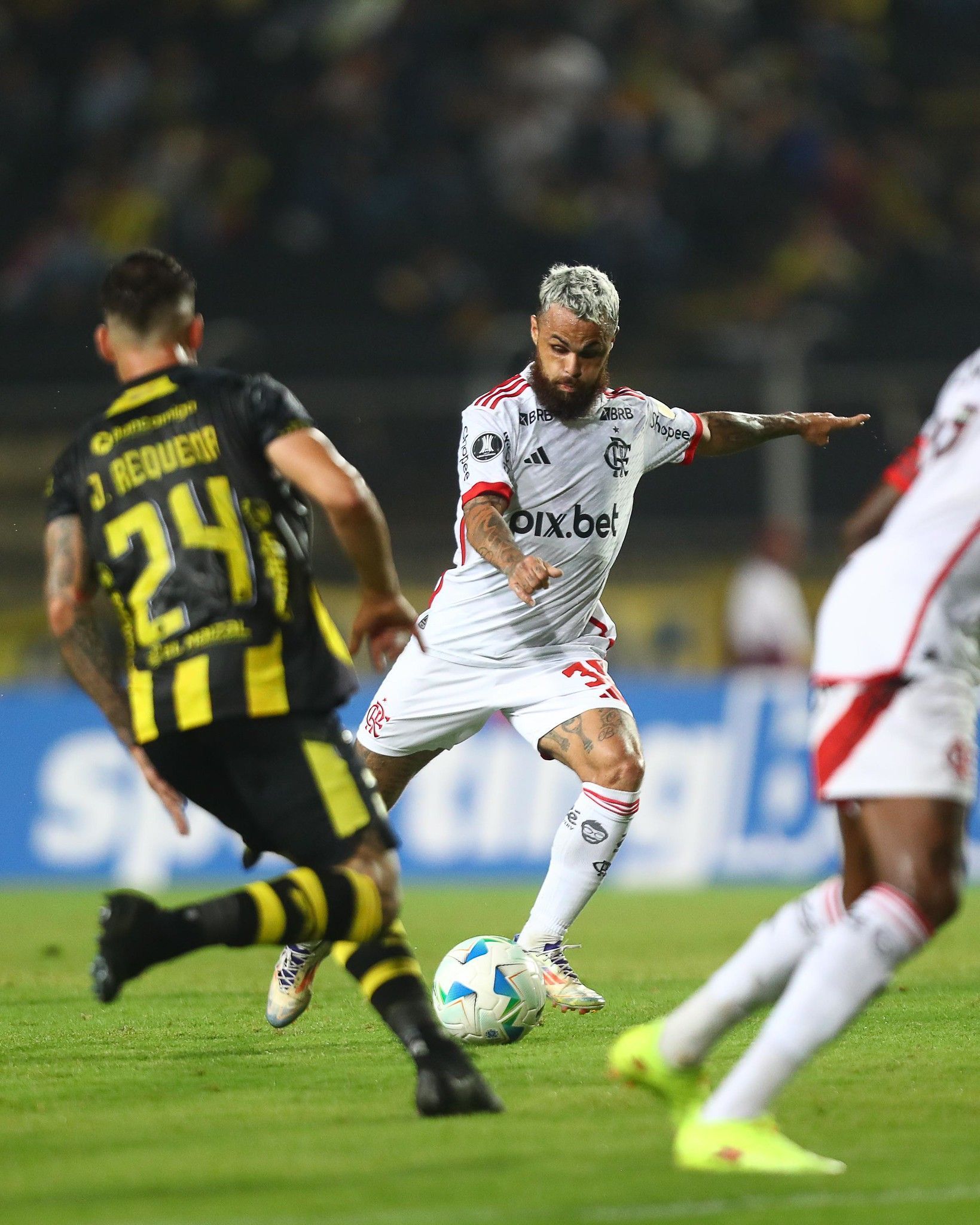 Flamengo supera desfalques e vence o Deportivo Táchira na Libertadores