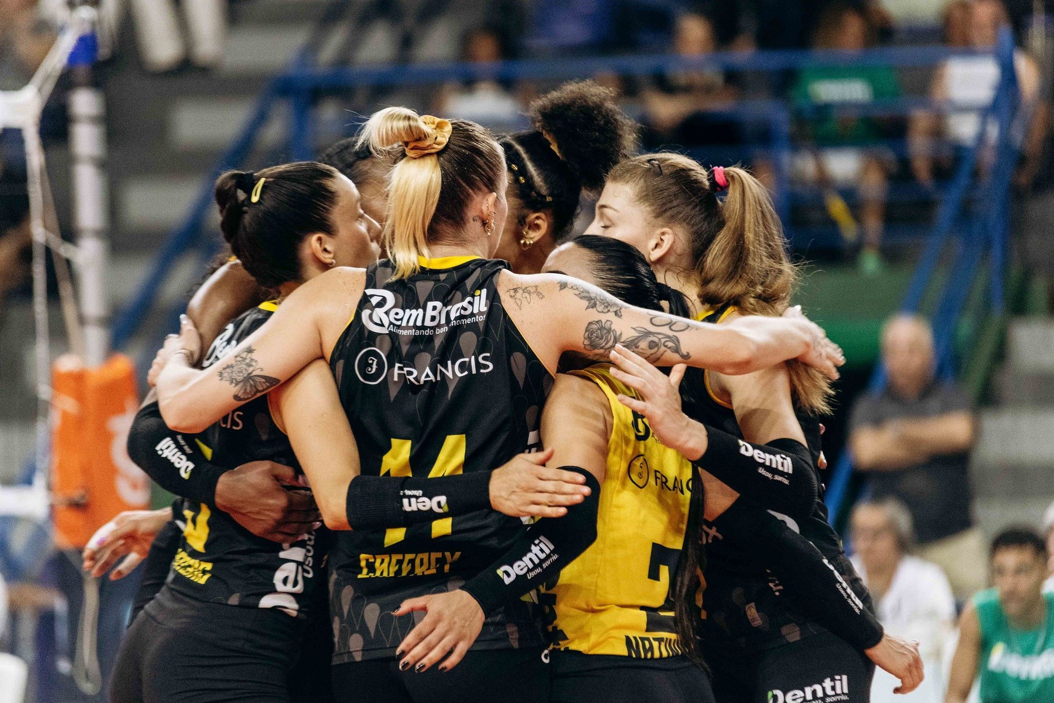 Dentil Praia Clube detona Maringá e vai às semifinais da Superliga Feminina