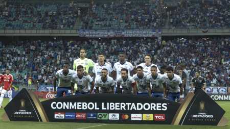 Jogadores do Bahia posam para foto antes de partida da Copa Libertadores