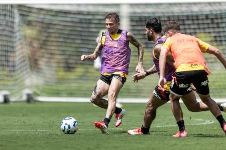 Bernard, do Atlético, em treino na Cidade do Galo