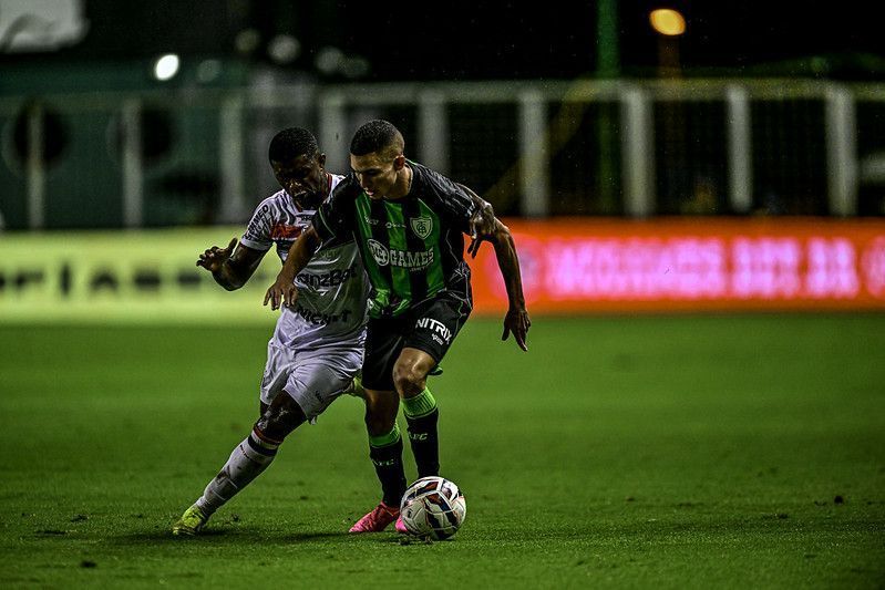 América marca no fim e vence o Botafogo-SP na estreia da Série B