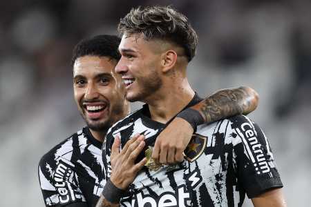 Uruguaios do Botafogo: Santi Rodríguez abraça Mateo Ponte