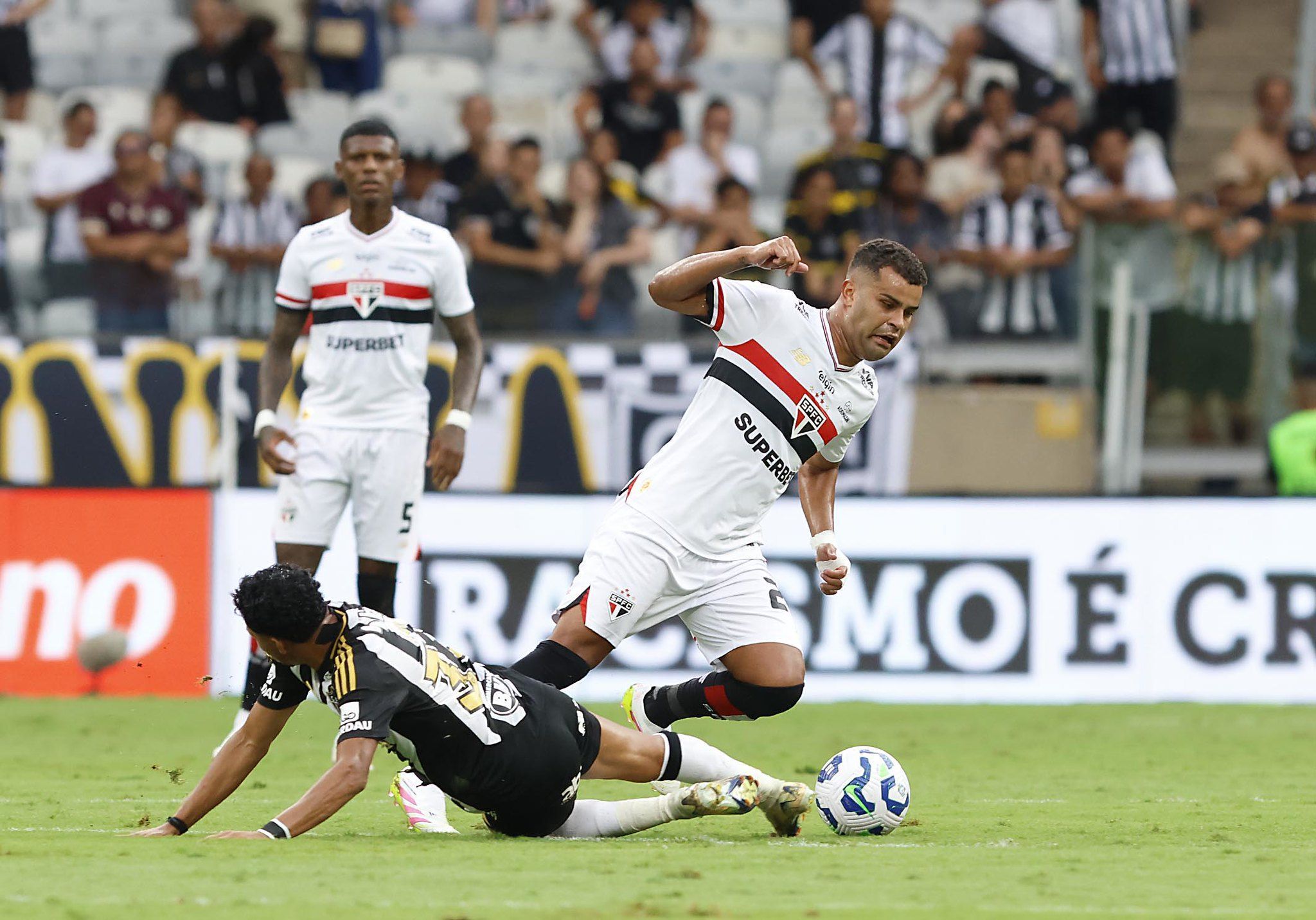 Atlético x São Paulo: Alisson critica árbitro e aponta expulsão tardia de Lyanco