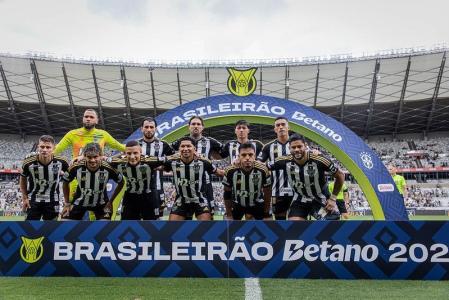 Time do Atlético perfilado antes de jogo do Campeonato Brasileiro