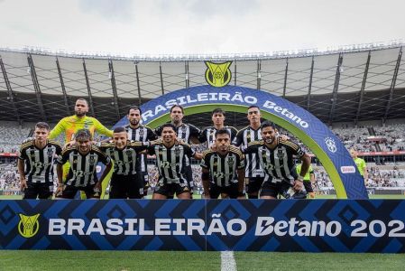 Time do Atlético perfilado antes de jogo pelo Campeonato Brasileiro no Mineirão