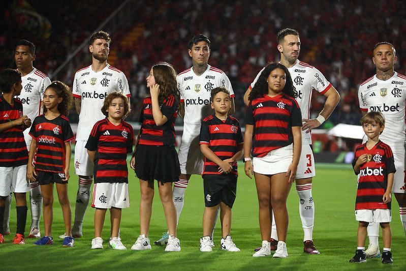 Fora do 'rodízio' de Filipe Luís, dupla liga o 'alerta' no Flamengo