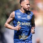 Neymar publica e apaga imagem com formação do Santos