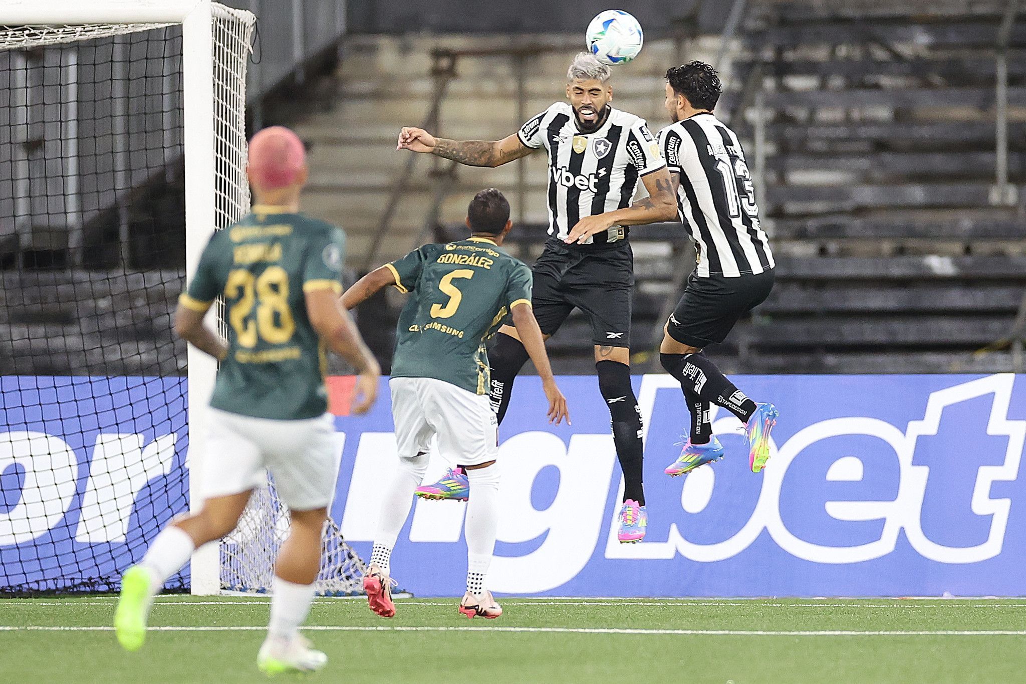 Botafogo sofre, mas marca gols no fim e vence o Carabobo pela Libertadores