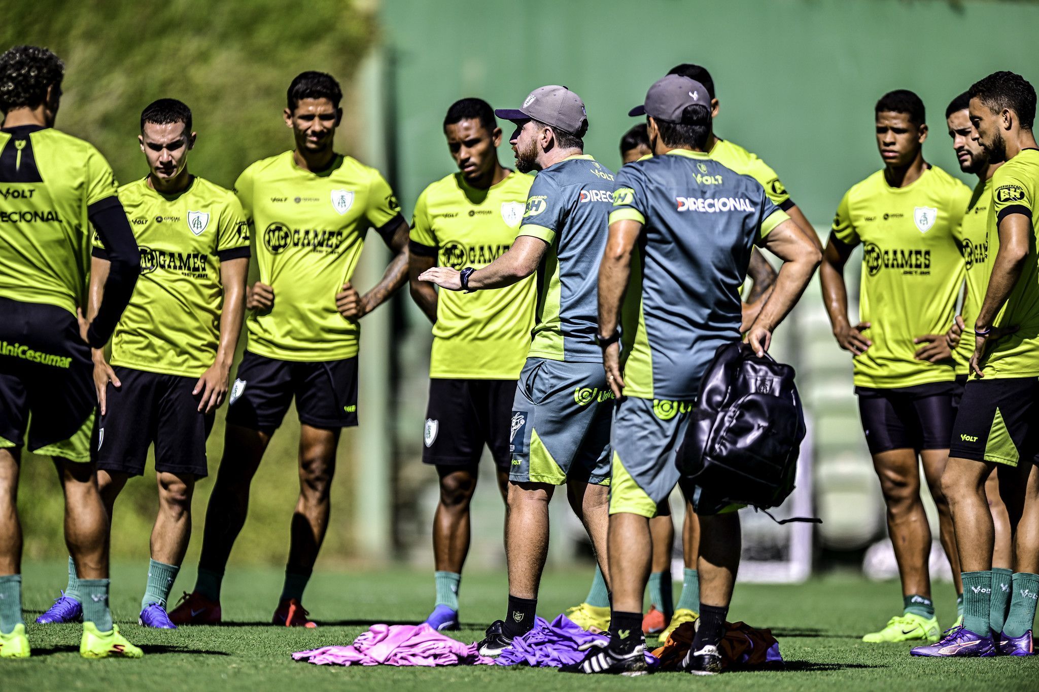 Titular do América volta a treinar com o grupo e deve ser opção pela Série B