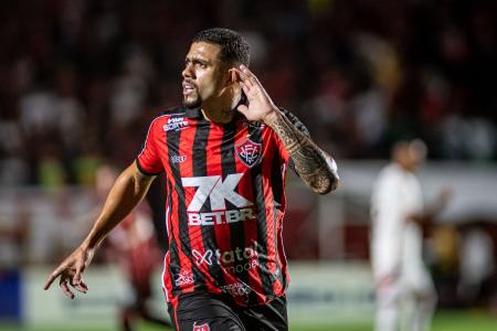 Wellington Rato comemora gol do Vitória sobre o Flamengo no Campeonato Brasileiro