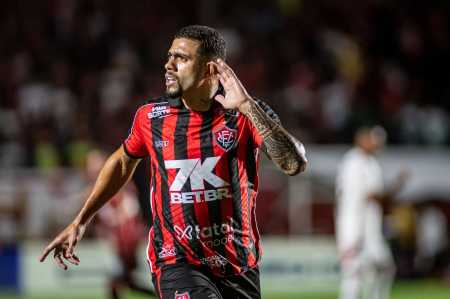 Wellington Rato comemora gol do Vitória sobre o Flamengo no Campeonato Brasileiro