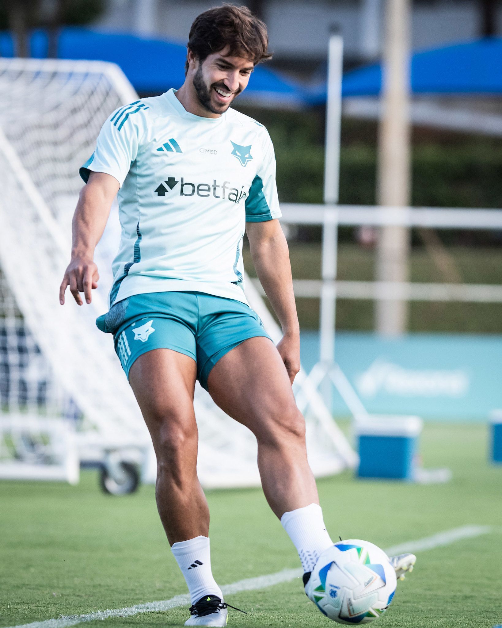 Lucas Silva aplica trote em destaques da base do Cruzeiro, que ganham 'novo visual'