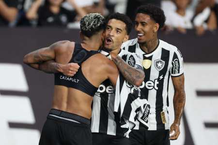 Gregore, um dos líderes do Botafogo, vibra em vitória no Nilton Santos: Glorioso recebe o Estudiantes nesta quarta (14)
