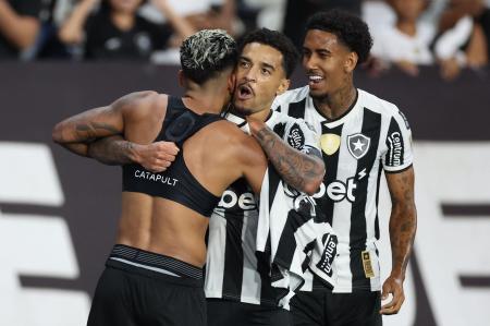 Gregore, um dos líderes do Botafogo, vibra em vitória no Nilton Santos: Glorioso recebe o Estudiantes nesta quarta (14)