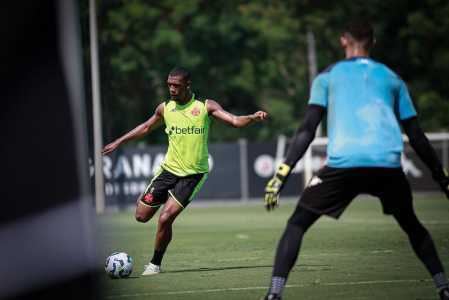 Em grande momento, Rayan será mantido no time titular do Vasco