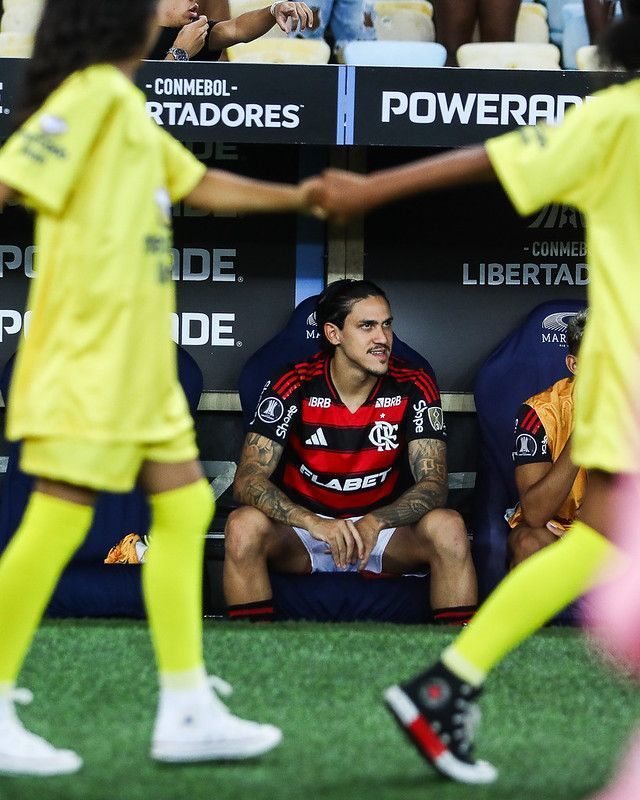 Pedro é ovacionado em retorno aos jogos do Flamengo após 220 dias