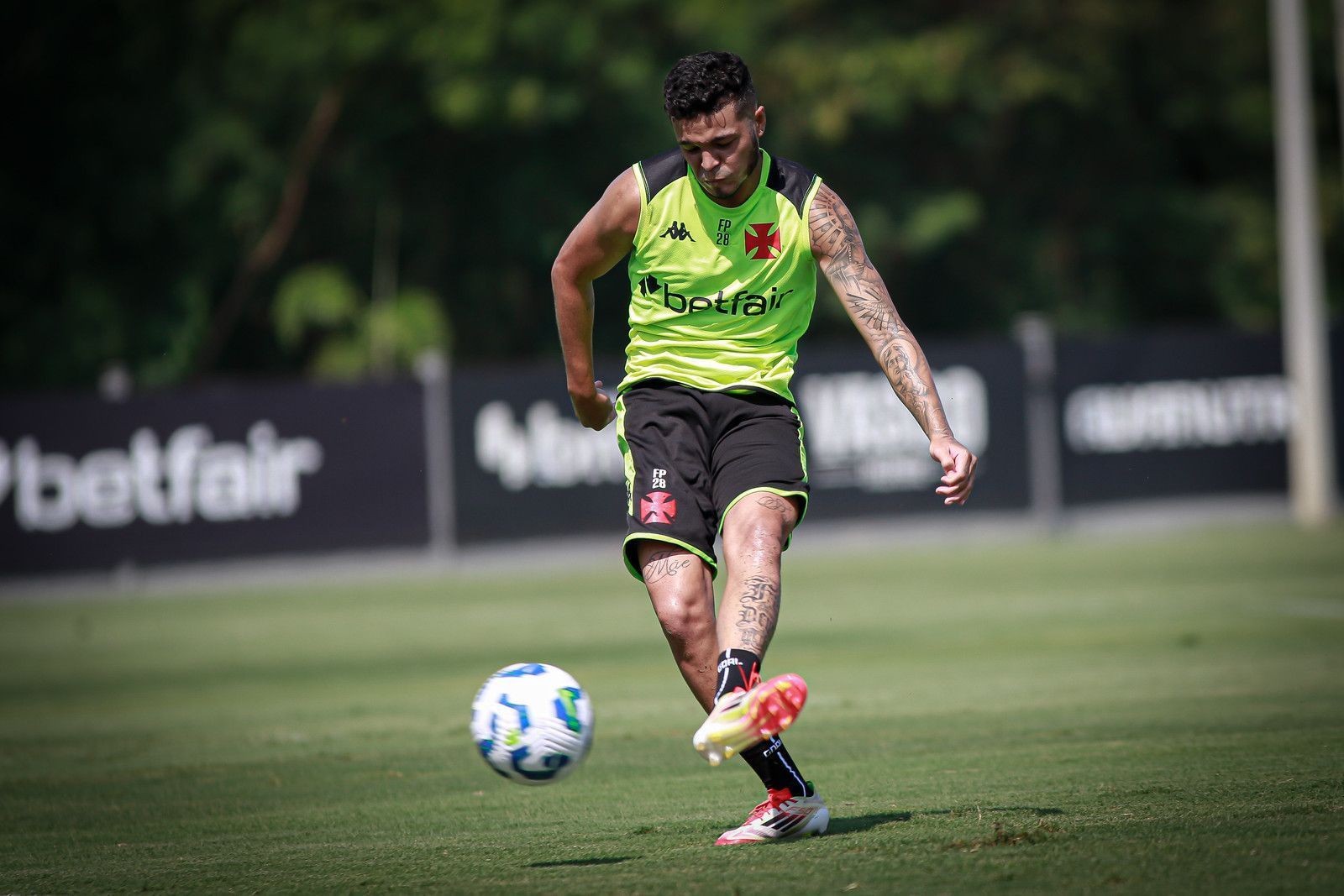 Cirurgia de Adson é bem sucedida, e jogador fará tratamento no Vasco