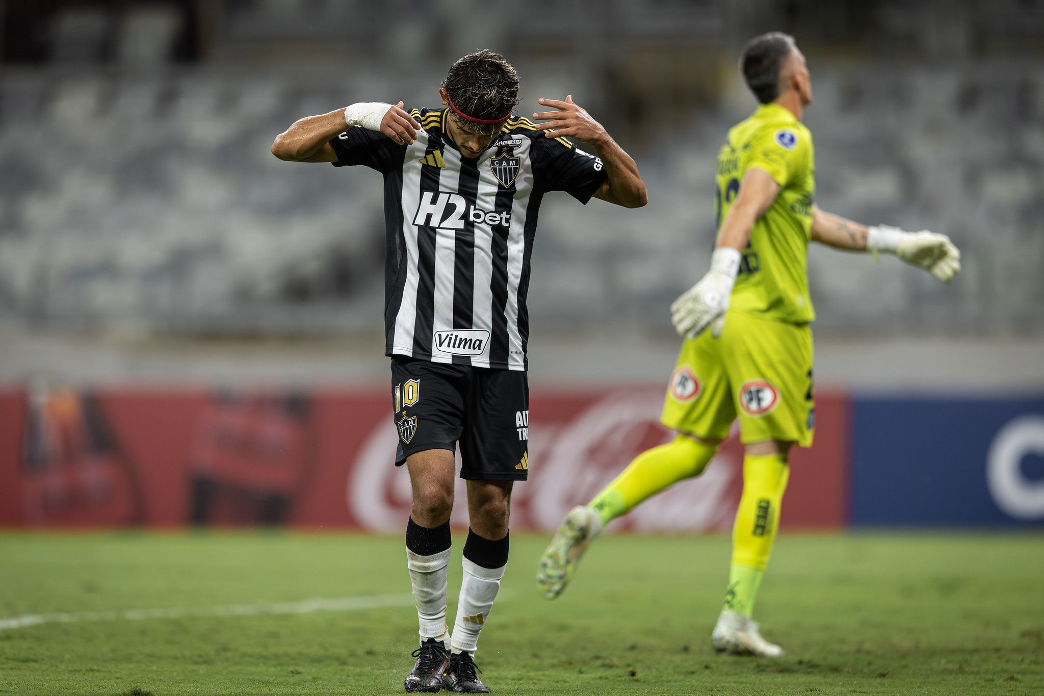 Scarpa marca de pênalti e quebra jejum expressivo em goleada do Atlético