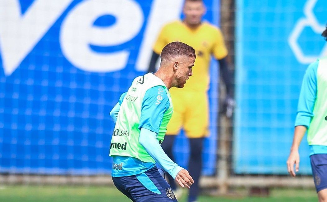 Ex-Flamengo, Cuéllar não entra em campo pelo Grêmio há quase 45 dias; entenda