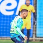 Ex-Flamengo, Cuéllar não entra em campo pelo Grêmio há quase 45 dias; entenda