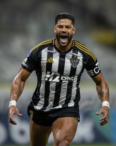 Hulk pode se isolar como o principal artilheiro do clássico em mata-matas no século