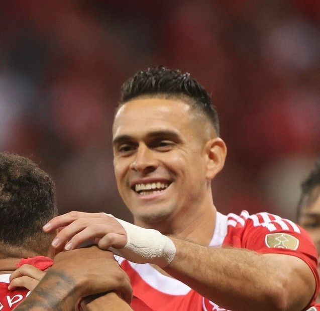Borré manda recado sobre a disputa de posição com Valencia no ataque do Inter
