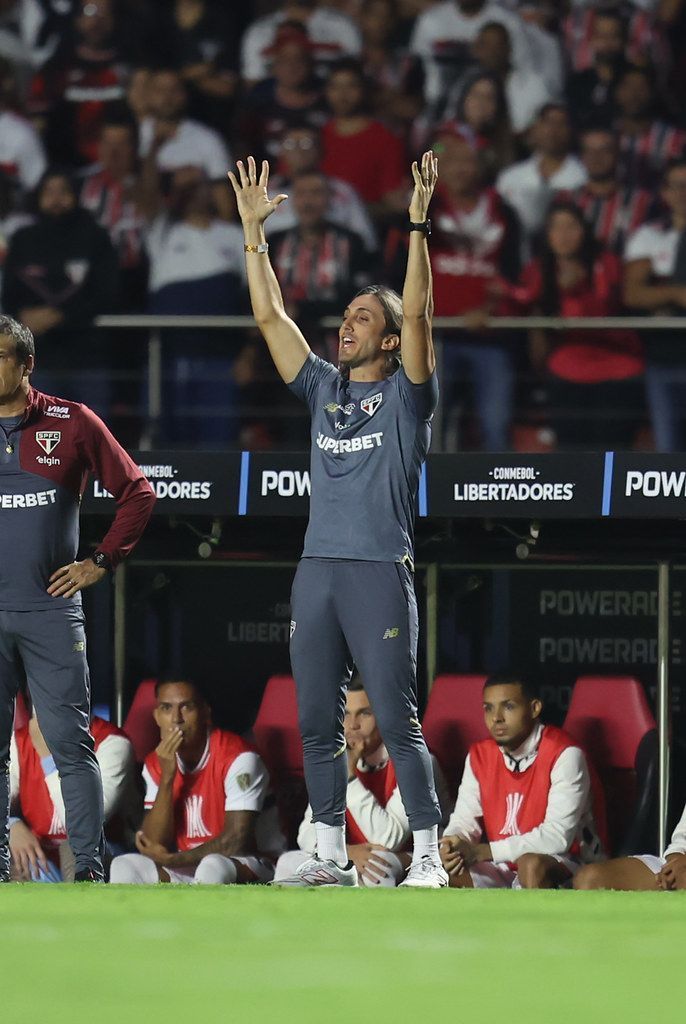 Antes de jogo contra o Cruzeiro, dirigente do São Paulo garante permanência de Zubeldía