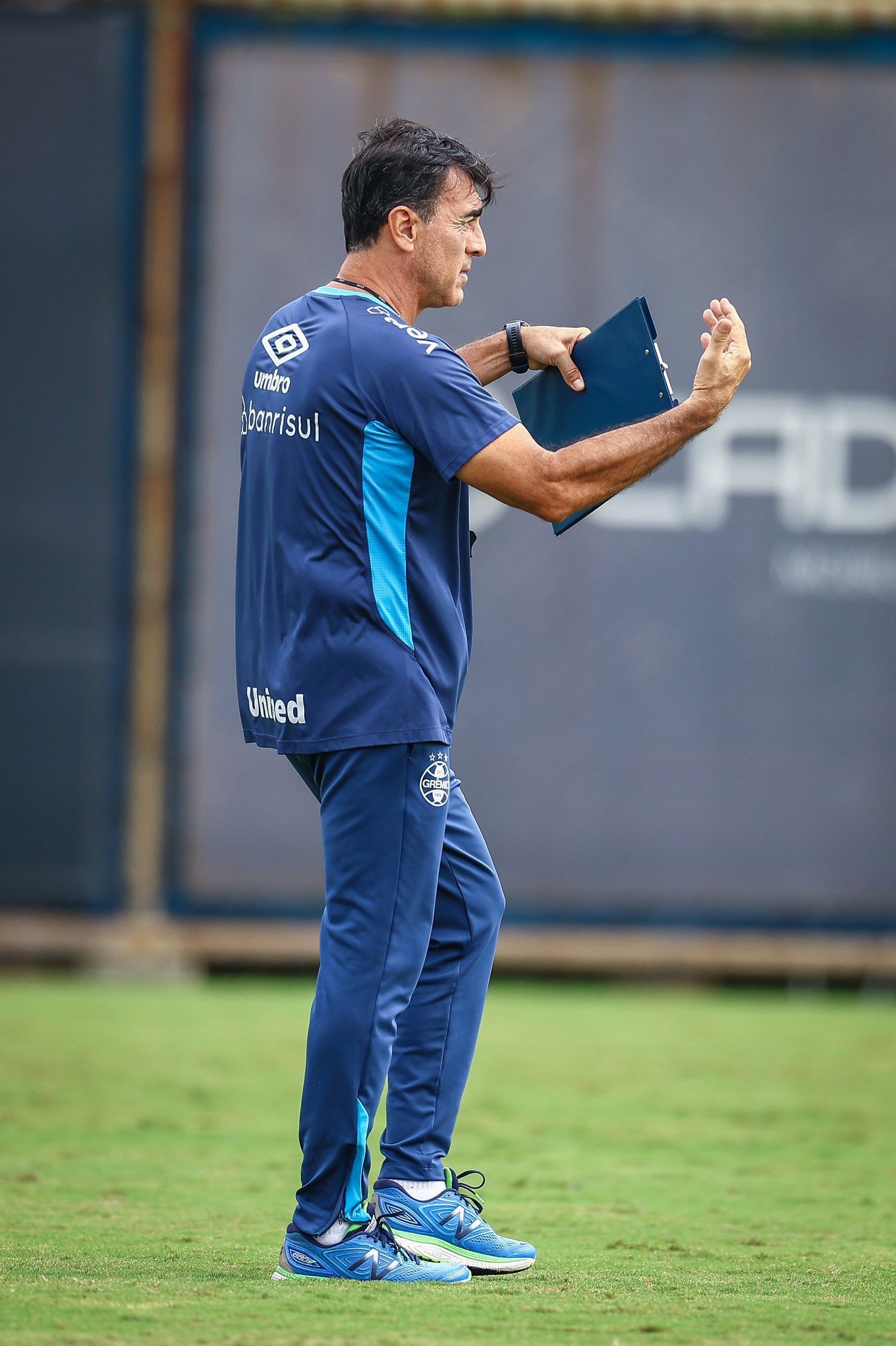 Escalação do Grêmio: Quinteros definirá meio-campo para enfrentar o Flamengo