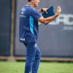 Escalação do Grêmio: Quinteros definirá meio-campo para enfrentar o Flamengo