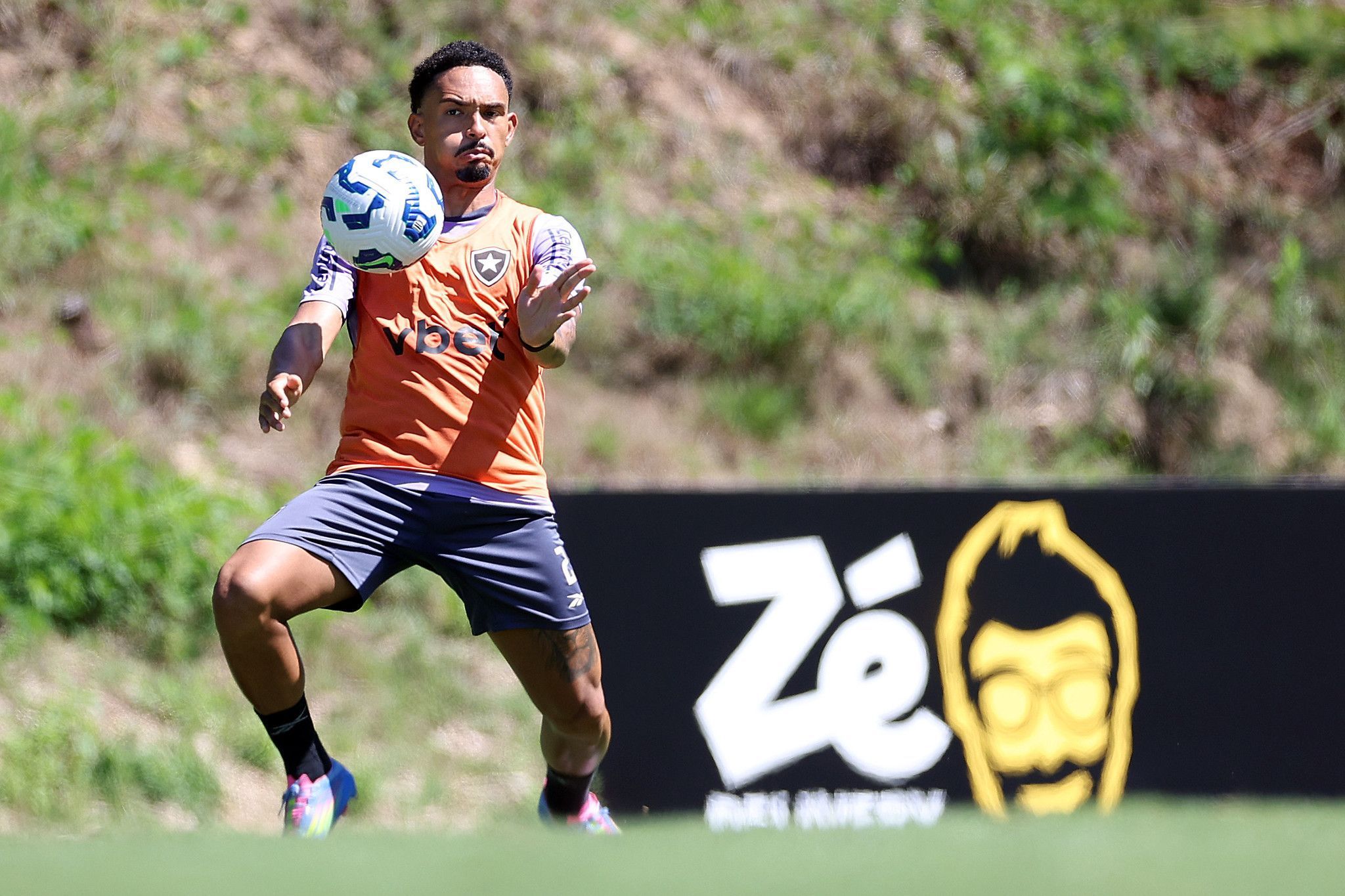 Escalação do Botafogo: laterais disputam vagas para jogo contra o São Paulo