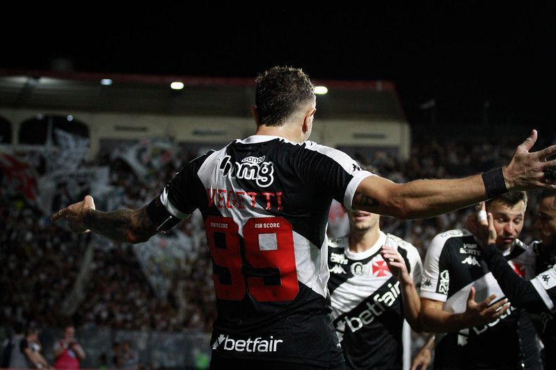 Vegetti, do Vasco, supera Kane e lidera estatística do futebol no ano de 2025