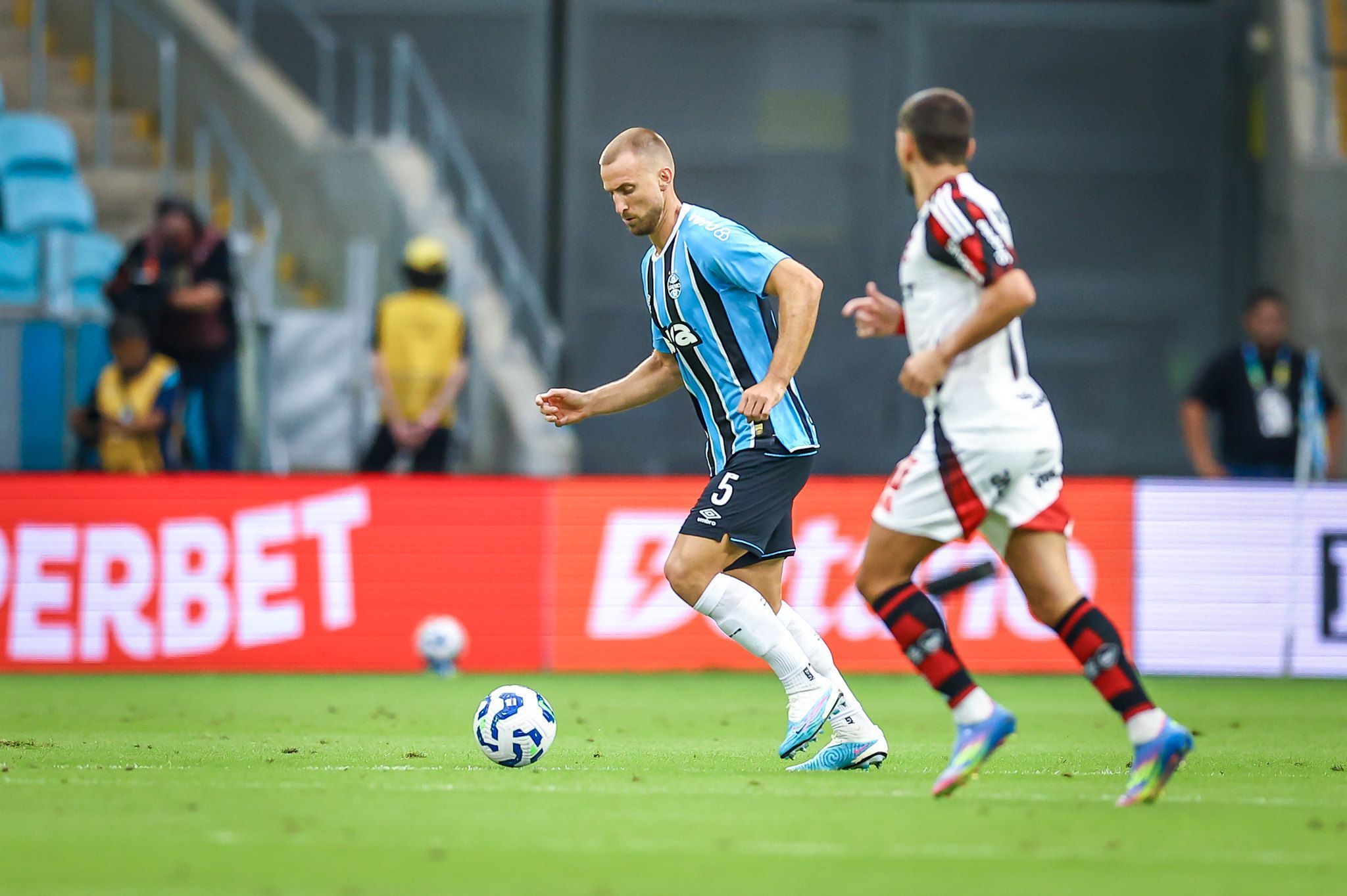 Grêmio informa grave lesão do zagueiro Rodrigo Ely; saiba detalhes